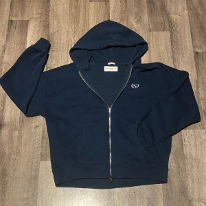 Snygg Hoodie - Säljer en skit snygg och skön Hoodie från abercombie & fitch. Hoodien är väldigt sparsamt använd och jag skulle säga att skitet är 9/10. Priset går diskuteras vid snabb affär. Meddela gärna om ni är intresserade eller har frågor.