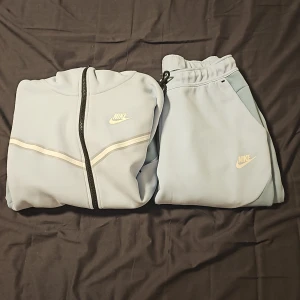 Nike tech set - Säljer mitt nike tech sät jag fick i julklapp för ett år sedan jag säljer pågrund av har byt stil den är i bra skick har knappast används