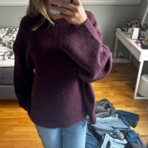 Stickad tröja - Super fin stickad tröja från Gina endast använd 1 gång. Skicket är som nytt, säljer då den inte kommer till användning och inte riktigt är min färg. Nypris 399kr, vin röd färg. Helt slutsåld 