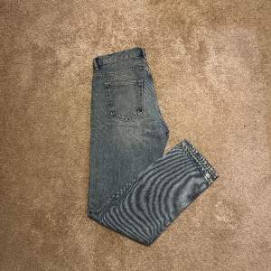 Arket Straight/Slim jeans, storlek 30/30. Aldrig använda, nyskick. Nypris: 790 kr. Köp nu för 350 kr. Kontakta mig vid frågor eller funderingar!