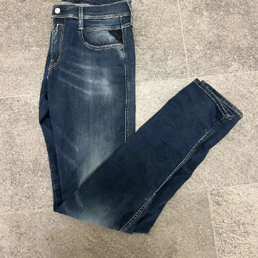 Tjena! Säljer nu dessa fetta reaplay jeans|sick:9/10|Model:anbass. Ny Pris 1800sek, pris kan diskuteras vid snabb affär. Tveka inte på att höra av dig😊. Jeans & Byxor.
