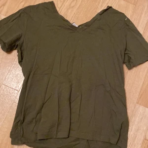 Mörk grön v ringad t-shirt - Bra kvalitet