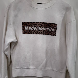 Gina Tricot Sweatshirt - Strl. 2XS - Fyndpris! - Säljer en väldigt fin tröja från underbara: Gina Tricot.   - Storlek: 2XS - Material: 100% Bomull - I perfekt skick. Som ny !   Pris endast 250 kr eller kom med prisförslag. 