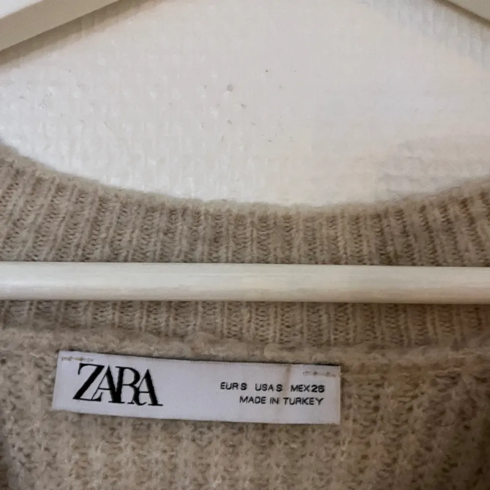Säljer denna fina stickade tröja från Zara i storlek S, funkar även för M. Knappt använd och jättefint skick!. Stickat.