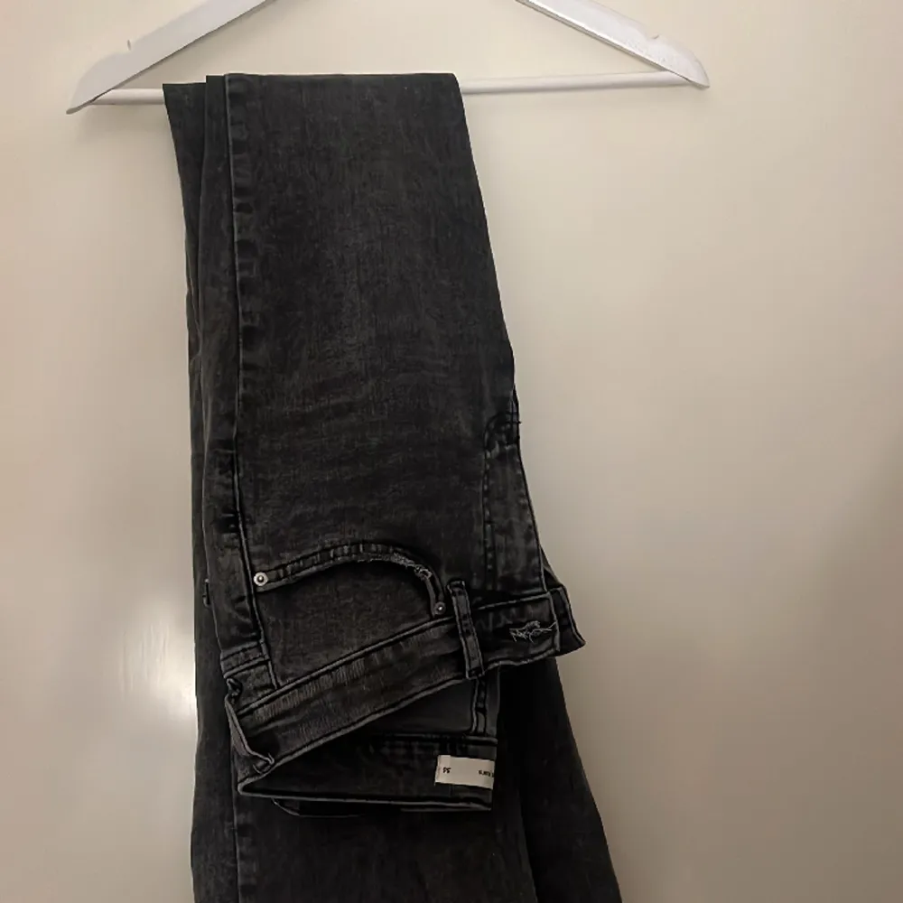 Gråa lowwaist jeans från Gina Tricot i storlek 36. Knappt använda❤️‍🔥. Jeans & Byxor.