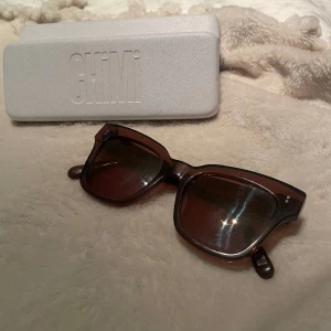 Chimi Coco  -  Chimi glasögon i färgen Coco. Inga repor eller dylikt. Köp gärna direkt för 399 eller kom med prisförslag!!!! :)  