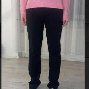 Svarta kostymbyxor  - Köpte från en second hand för ungefär 1 år sen men är fortfarande i väldigt bra skick! Inga hål eller fläckar! Kom med prisförslag!!💞