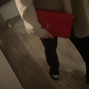 Valentino väska - Röd jättefin. En defekt, sen liten repa. Kedja tillkommer!