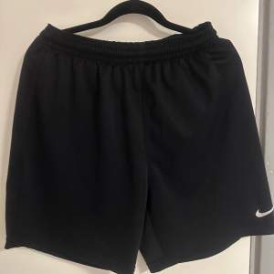 Snygga, baggy shorts från Nike. Luftigt och jätteskönt material.