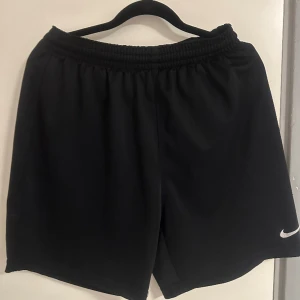 Nike shorts - Snygga, baggy shorts från Nike. Luftigt och jätteskönt material.
