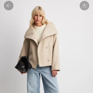 Beige kappa (NA-KD)  - Helt ny med prislapp kvar, endast testad!💘