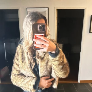 Fake pälsjacka - Fin jacka men kommer aldrig till användning 