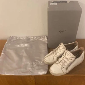 Guiseppe zanotti skor - Säljer dessa feta guiseppe zanotti skorna som jag köpte för ca 1 år sen för ca 6000kr. skick 7.5/10.  Tillkommer: skor, orginallåda och 1 dustbag. Kan Passa även 43. Hör gärna av er vid frågor🙌😊