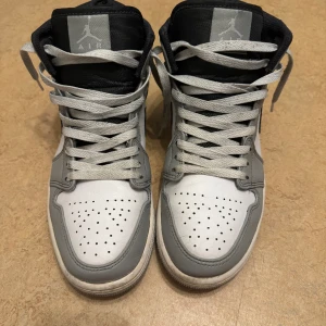 Jordan 1 light smoke grey mids  - Säljer dessa skor pga ingen användning. Skornas skick 8/10. Köpte från kicks n stuff. Ny pris 3000. Vid funderingar är de bara höra av sig. Priset kan diskuteras  