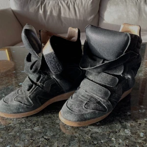 Isabel Marant - Säljer nu mina svarta marants då dom aldrig kommer till användning längre. I storlek 38, använt men gott skick. Kan mötas upp i Göteborg eller fraktas men då står köparen för frakten. 