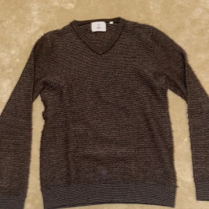 Stickad v-tröja - Fin tröja som passar perfekt till dig som vill klä dig stiligt. Skick 10/10. Sitter lite mindre än S men typ true to size.