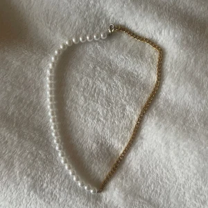 Pärlhalsband med guldkedja - Pärlhalsband med hälften guldkedja 🤍 köpt på instagram, så inget märke. Använd Max 3 ggr 