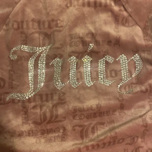 Juicy Kofta  - Rosa lila juicy kofta köpt secondhand, säljer pga ingen användning, skriv privat om du har frågor 💕