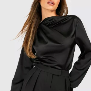 Svart blus - En superfin svart blus från Boohoo! Helt ny med prislappen kvar💕 Den är i strl 38 men skulle säga att den är som en 36🫶🏻Köpt för 360kr säljer för 180kr💕