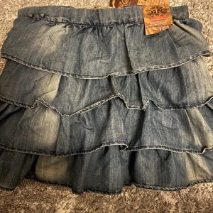 Volang kjol jeans  - Säljer min så fina jeans volang kjol som aldrig kommit till användning, finns resor inuti så man kan ändra storlek. Passar mig som både har xs och s❣️