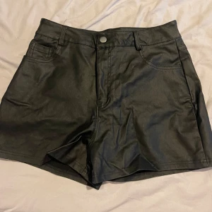 Shorts i skinn - Shorts i skinnimitation  Storlek L  Oanvända