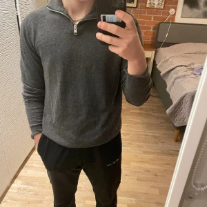 Jack & Jones Nyskick Grå Halvzip-Tröja: Stilfull Elegans, Högkvalitativ Bomull (Stl. Small) - Jack & Jones Elegant Grå Halvzip-Tröja i Nyskick: Stilfull och Trendig. Designad i högkvalitativ bomull för en smickrande passform. Storlek Small. Var redo att imponera!