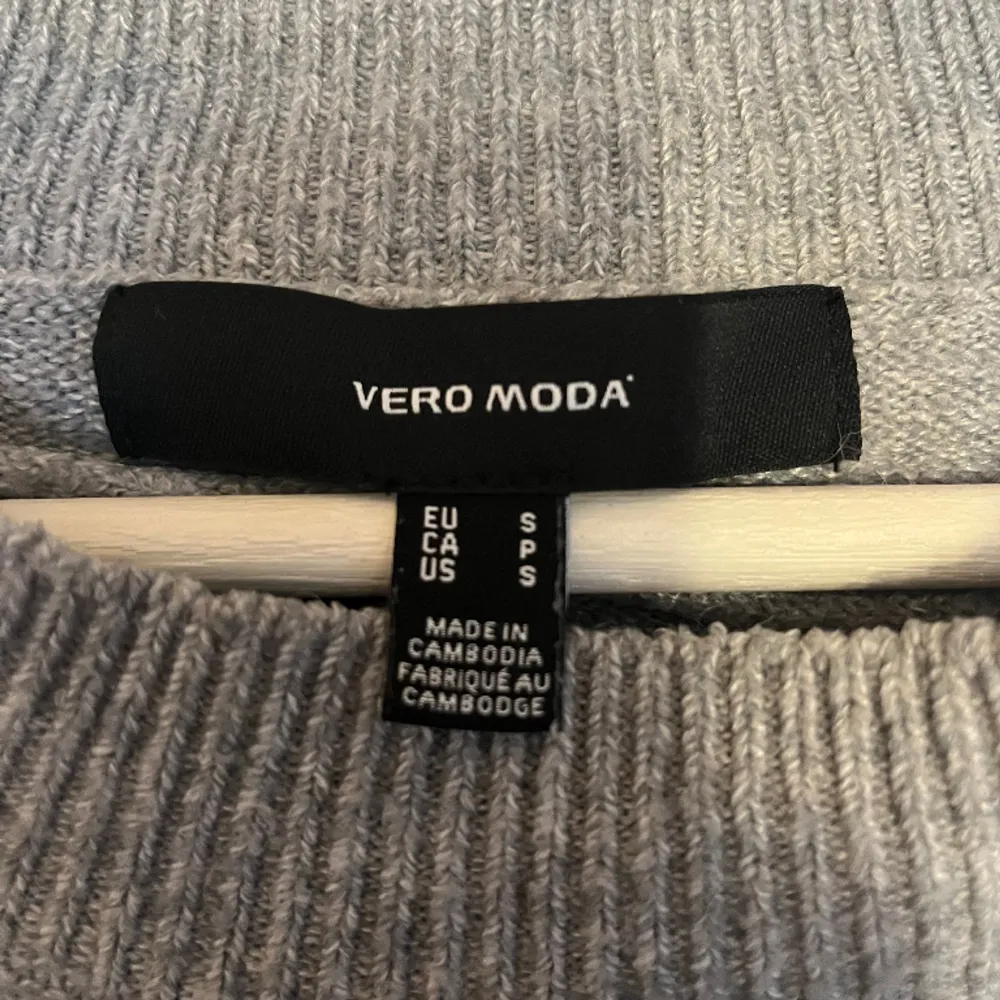Säljer denna fina stickade tröjan från Vero Moda! Tröjan är lite mörkare grå än på sista bilden! Använt 3-4 gånger! Ny pris: 249kr💕. Stickat.