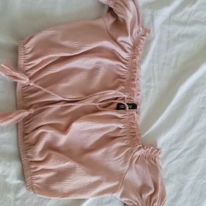Puderrosa magtröja XS - Puderrosa magtröja från DIVIDED H&M strl XS. Använd 1 gång bara. 99%polyester 1% elastane