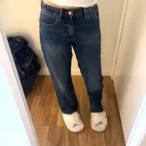 Mörkare blåa jeans från JDY, kommer inte till användning då jag tycker de är lite för korta för mig som är 167💞 skulle säga att de är midwaist