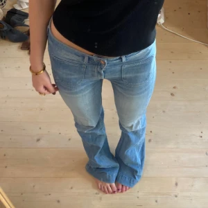 Jeans - SUPER snygg lågmidjade bootcut jeans❣️❣️Innerbens längd: 85, midjemåttet om dem ligger ner: 38❣️❣️❣️