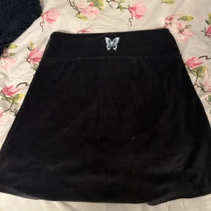 Y2k midikjol - Jag har burit den lågmidjad o då går den ovanför mina knän Skriv gärna för andra frågor Fjärilen är förresten baksidan🦋