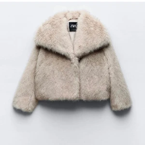 Pälsjacka zara - Slutsåld pälsjacka från Zara, i storlek S. Helt oanvänd, endast testad med lappen kvar💗