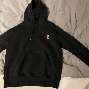 Ami Hoodie - Säljer denna snygga hoodie från Ami Paris. Inga skador att anmärka på. Nypris 3899kr, mitt pris 999kr.