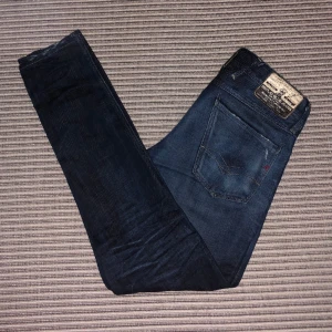 FC Barcelona Replay Jeans - Riktigt feta FC Barcelona replay anbass jeans. Storlek 30/32 och jag är ca 180 lång. Fint skick inga deffekter eller nått som är sönder. Hör av er om ni undrar nått!