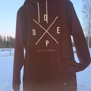 DOPE skidjacka  - Ej ny men har hållit bra och är fortfarande i fint skick  Storlek S men är stor i storleken så passar även M