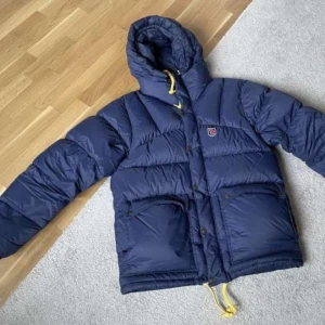 Fjällräven expedition down - Hej däljer denna Moncler cardigan jackan den är i väldigt fint skick och äkta inga defekter eller andra slitage hör gärna av dig vid intresse vid snabbadfär går priset att diskuteras Kvittot finns även kvar