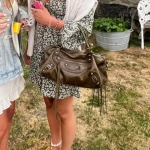 Balenciga väska - Säljer nu min älskade Balenciga väska som är 100% äkta. Det finns inget äktahets bevis då det inte följde med när jag köpte väskan, men serienummer i väskan finns💗 Modellen är twiggy och färgen är ungefär militärgrön, kontakta vid frågor🫶🏼