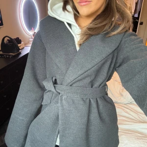 Grå kappa - En kappa ifrån bikbok i bra skick!! Använd bara några gånger!!! Kan knyta i sidan så fin😍😍🌺