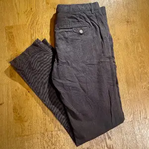 Sjukt fina J.lindeberg chinos köpta på Ströms i Stockholm. Bra passform, inga defekter, nästan helt nya. Nypris 1800 kr Ganska tapered fit 33/34 