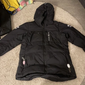 Sail racing jacka  - Säljer min jätte sköna sail racing jacka i svart, den är varm under vintern och även hösten. Passar till allt och har inga skador vad jag har sett. Pris kan diskuteras. Nyköpt för ish 2,500
