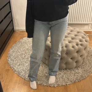 Zara mid waist jeans - Jättefina jeans från zara i bra skick, det ända som är är på bild 3 💕