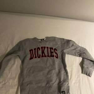 Snygg Dickies sweatshirt som säljs för den blivit för liten