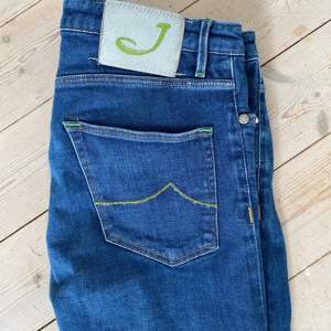 Feta Jacob Cohen jeans i riktigt bra skick. Modellen är 696 alltså slim. Nypris på dessa är mellan 5000-8000. Står att det är storlek 35 i midja men det är snarare 32. Modellen på bilden är 183.