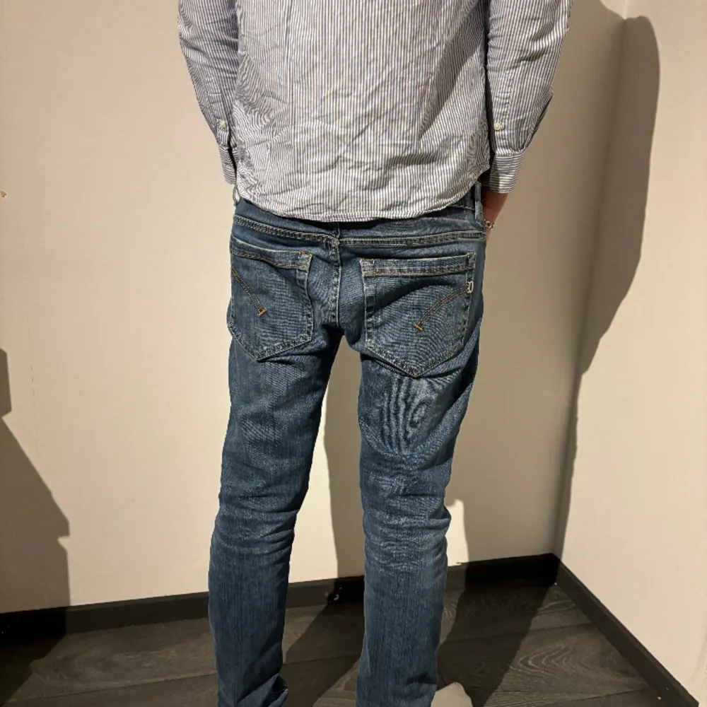 Tjena säljer nu mina sjukt snygga jeans ifrån Dondup. Modellen är george. Byxorna är i storlek 32. Byxorna är i bra skick 8/10. Har ni frågor eller funderingar hör av er!.. Jeans & Byxor.