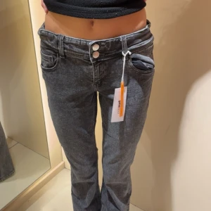 Low waist jeans  - Assss snygga lågmidjade jeans från Gina Young, köpte i höstas och knappt använda! Slutsålda på hemsidan!💞 Går att reglera i midjan