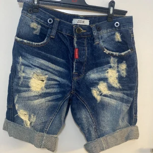 Adrian Hammond Jeansshorts  - Coola jeansshorts Adrian Hammond strl w31 slitna fram och bak 