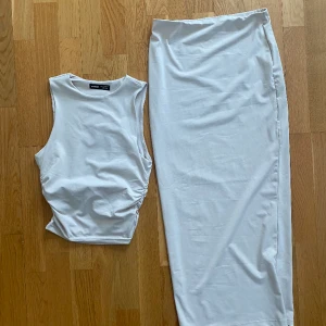 Kjol och tröja set  - Superfint set med en lång kjol och en kortare tröja. För litet för mig och har aldrig kommit till användning så precis som nytt. 😍 Jag är cirka 167 cm lång och setet är väldigt liten men superfint att ha nu i sommar. 