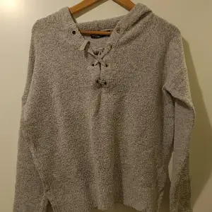 Säljer denna fina mysiga gråa tröja med huva.   Storlek M. Töjbar. 
