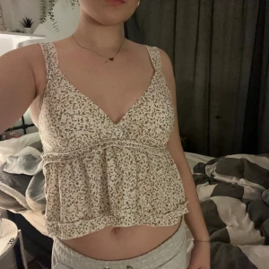 Fin topp ifrån shein! - Säljer denna super gulliga och fina toppen från shein!