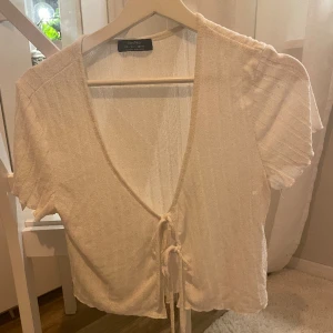 Vit kofta från Bershka - En tunn vit kofta från Bershka med två knyten, hör av dig om frågor och fler bilder❤️